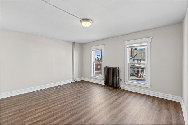 Building Photo - 204 N Broadway