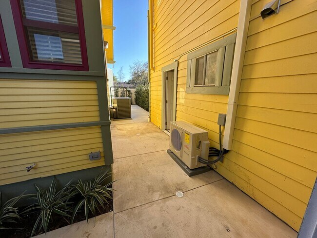 Building Photo - 678 N Shaffer St