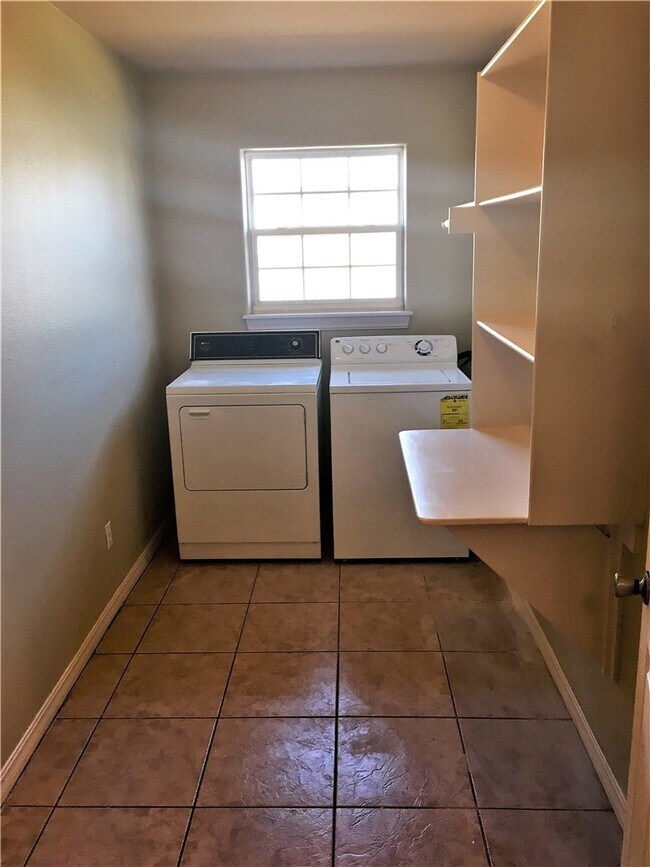 Building Photo - 1806 Knollcrest Cir