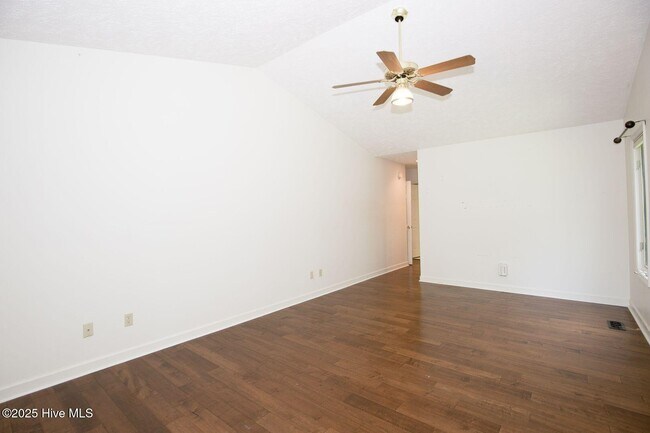 Building Photo - 1205 Greenbriar Dr