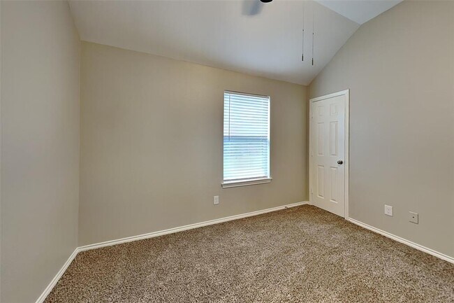 Building Photo - 26953 Kings Crescent Dr