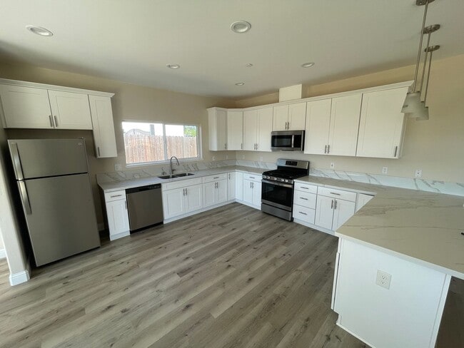 Building Photo - Paradise 2 bed 2 bath with 2 bonus rooms! Newer construction 1700+sqft