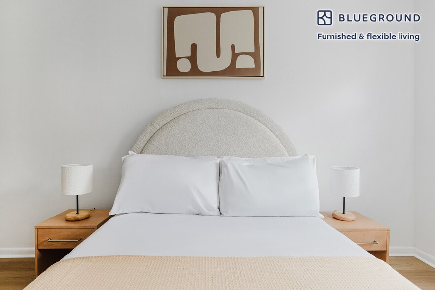 Building Photo - 327 E 10th St