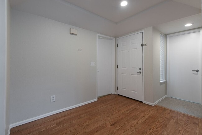 Building Photo - Beautifully Remodeled 2 Bed 2 Bath Redmond Condo!