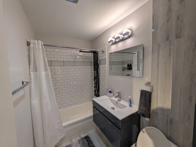 Building Photo - Newly Renovated 1-Bedroom Condo in the Hea...