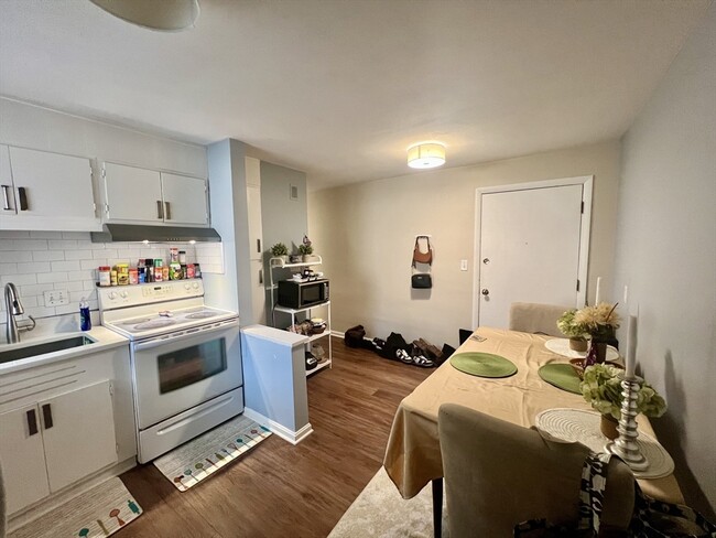 Building Photo - 44 Lionel Ave