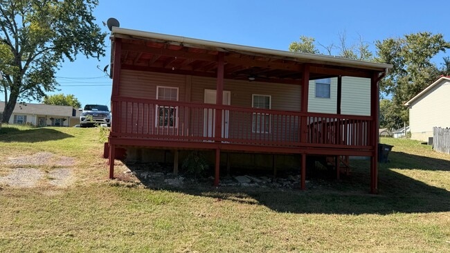 Building Photo - Nice three bedroom with bonus room in Laverne