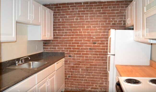 Building Photo - 67 St Germain St