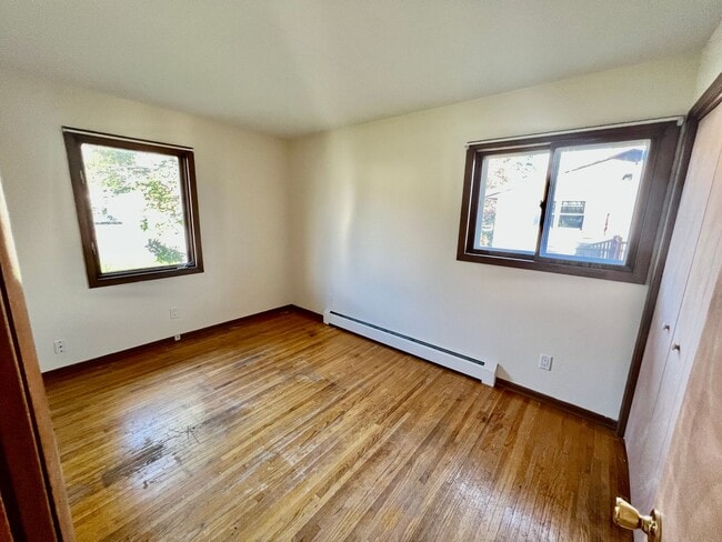 Building Photo - AVAILABLE JUNE 2025! HUGE 5 Bedroom, 2 Bath Home by UMD!