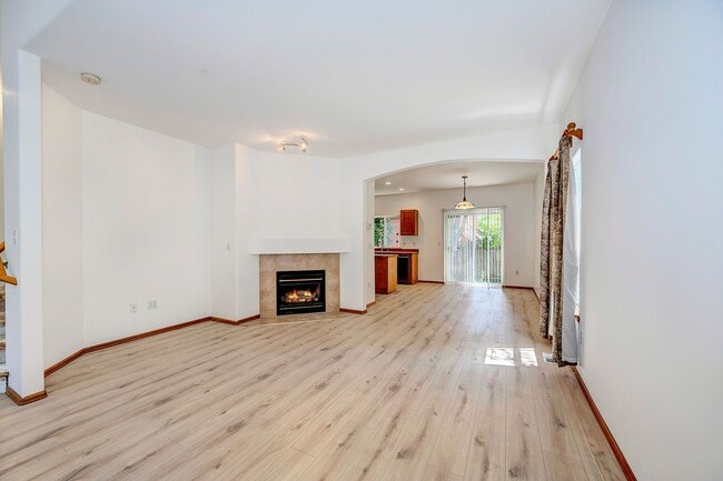 Building Photo - Lynnwood Two Story