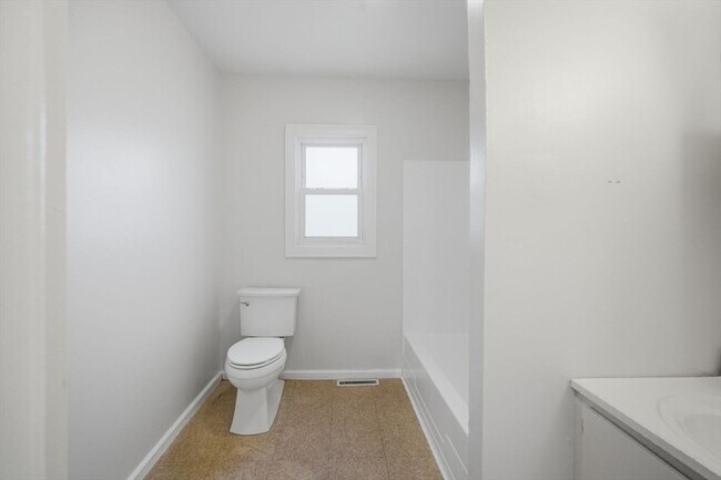 Building Photo - 882 Liberty St