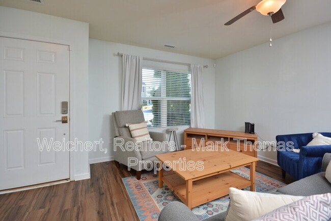 Building Photo - 100 Stratford Lakes Dr