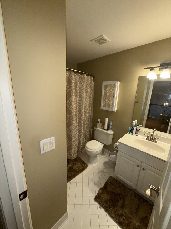 Building Photo - "Spacious 3-Bedroom Gem in Brentwood – FENCED yard. Modern Comfort with 2.5 Baths and 1850 Sq Ft!"