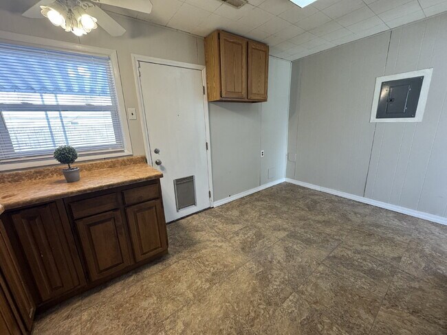 Building Photo - A MUST-SEE HOME IN SPRINGFIELD 2 BEDROOM 1 BATH GEM!