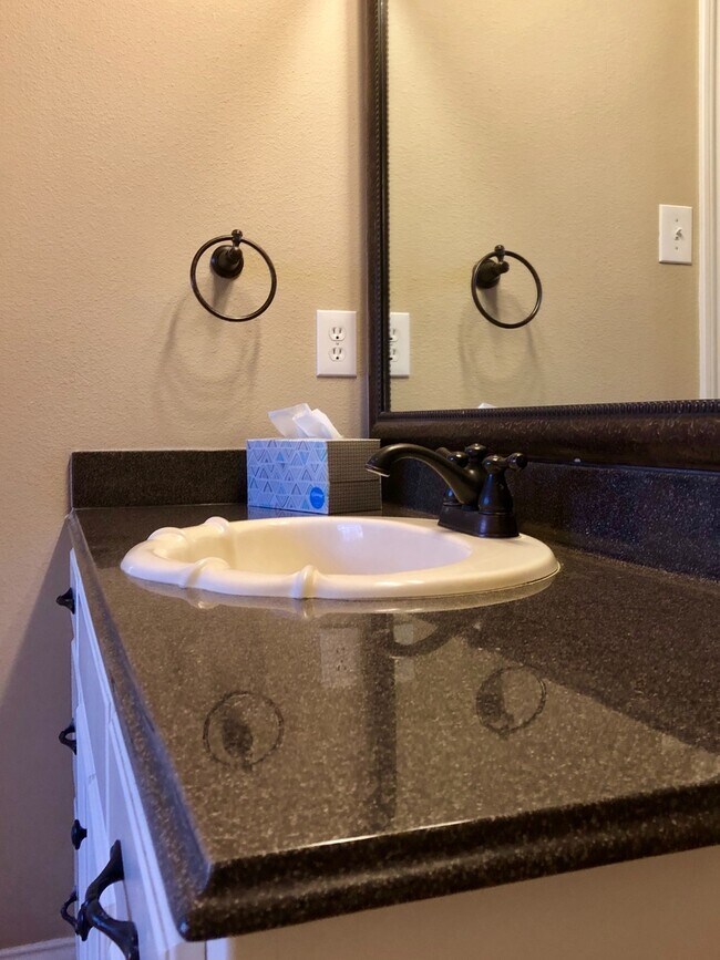 Building Photo - 4 Bedroom in South Lubbock