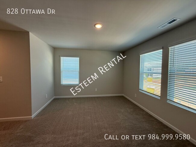 Building Photo - 828 Ottawa Dr