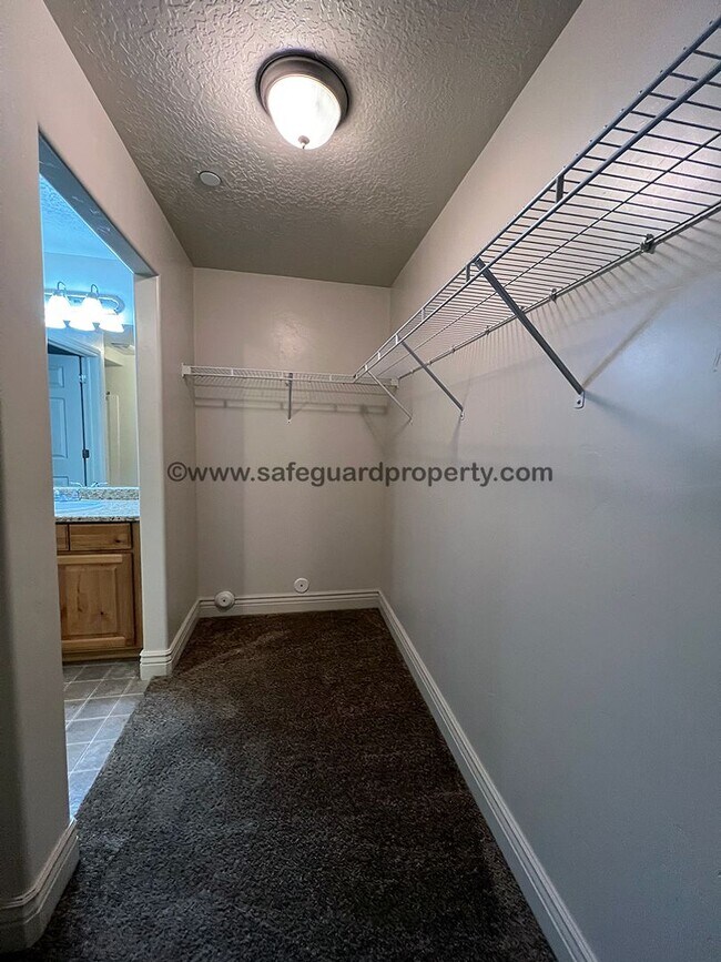 Building Photo - Wonderful 3 Bedroom Condo in Sandy