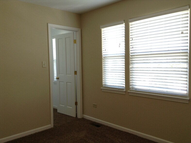 Building Photo - 25830 S Brookfield Ct