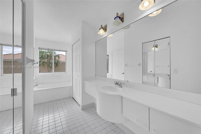 Building Photo - 11201 Lakeview Dr