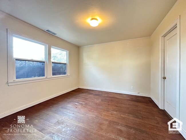 Building Photo - Charming Cottage, Close to Downtown/Plaza!