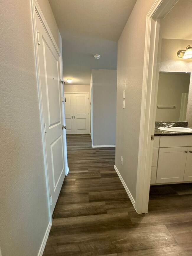 Building Photo - AVAILABLE IN BULVERDE!  In Hidden Trails S...