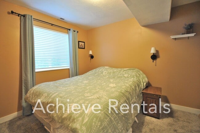 Building Photo - 43 1350 E