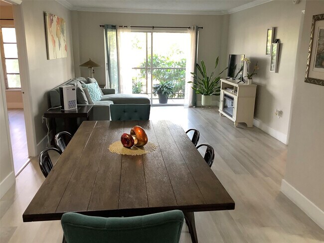 Building Photo - 4174 Inverrary Dr