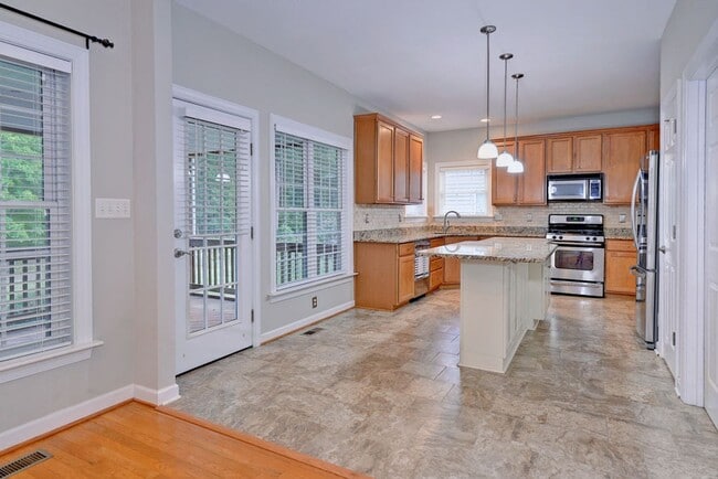 Building Photo - Beautiful York County Home!