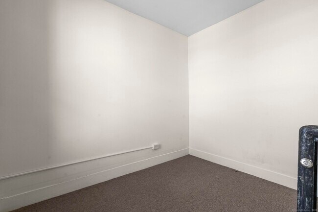 Building Photo - 113 E Main St