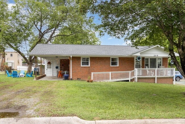 Building Photo - 205 Sunset Dr