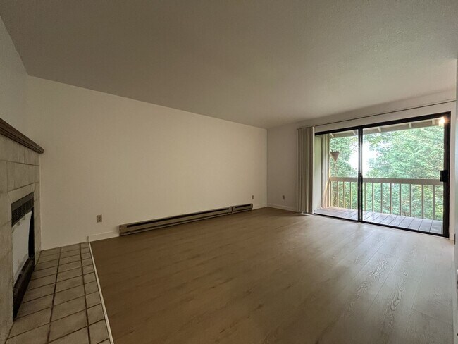 Building Photo - Beautiful Upper-Level Condo in the Heart of Multnomah Village with Private Covered Balcony and In...