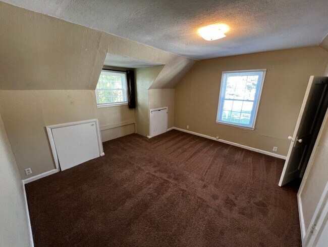 Building Photo - 4bed/2bath Available August 2024