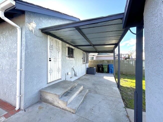 Building Photo - 439 W Buckthorn St
