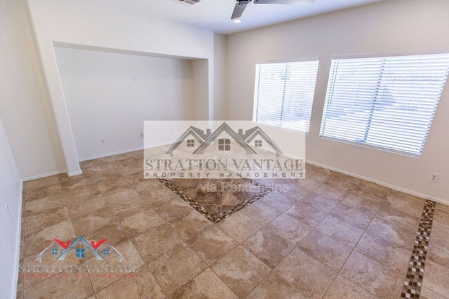 Building Photo - 484 E Cheyenne Rd