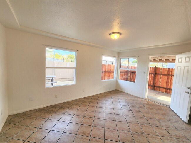Building Photo - LARGE 1 BEDROOM WITH PRIVATE PATIO