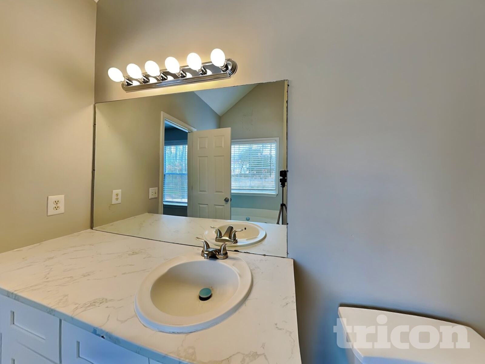 Building Photo - 5005 Hyacinth Ln