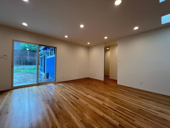 Building Photo - 3 Bedroom 2 Bath remodeled home is Capitola