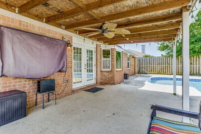 Building Photo - Welcome to your dream home! This stunning 4-bedroom, 3-bathroom residence is perfectly situated n...