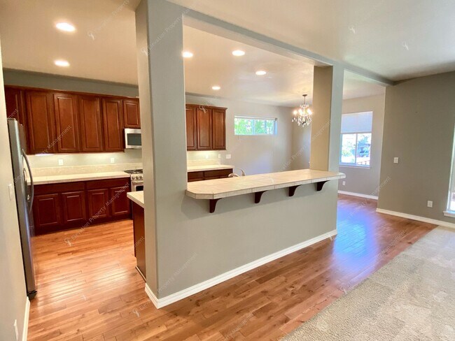 Building Photo - Spacious Corner Home in Prime SW Bend Loca...