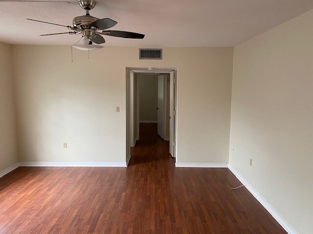 Building Photo - 6965 Avenue des Palais