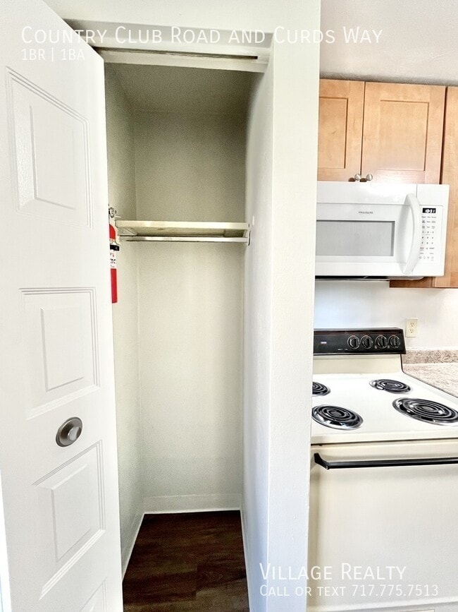 Building Photo - 671 Country Club Rd