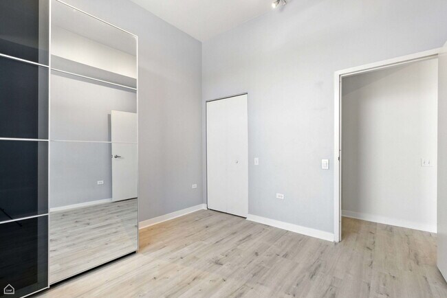 Building Photo - 4015 N Milwaukee Ave