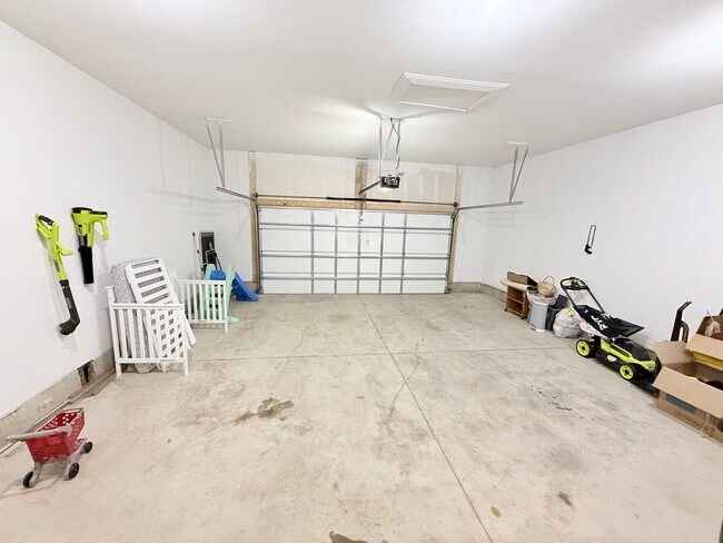 Building Photo - Incredible 4 bedroom house in Fox Creek!