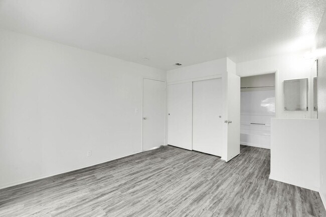 Building Photo - 2BD 2BTH B