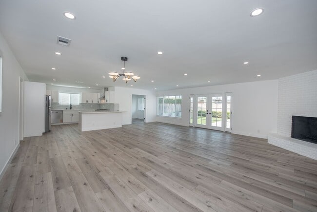 Building Photo - Dover Shores