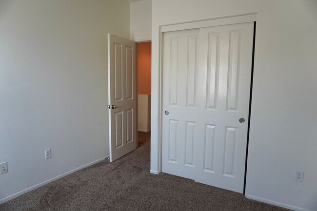 Building Photo - 27544 Papillion St