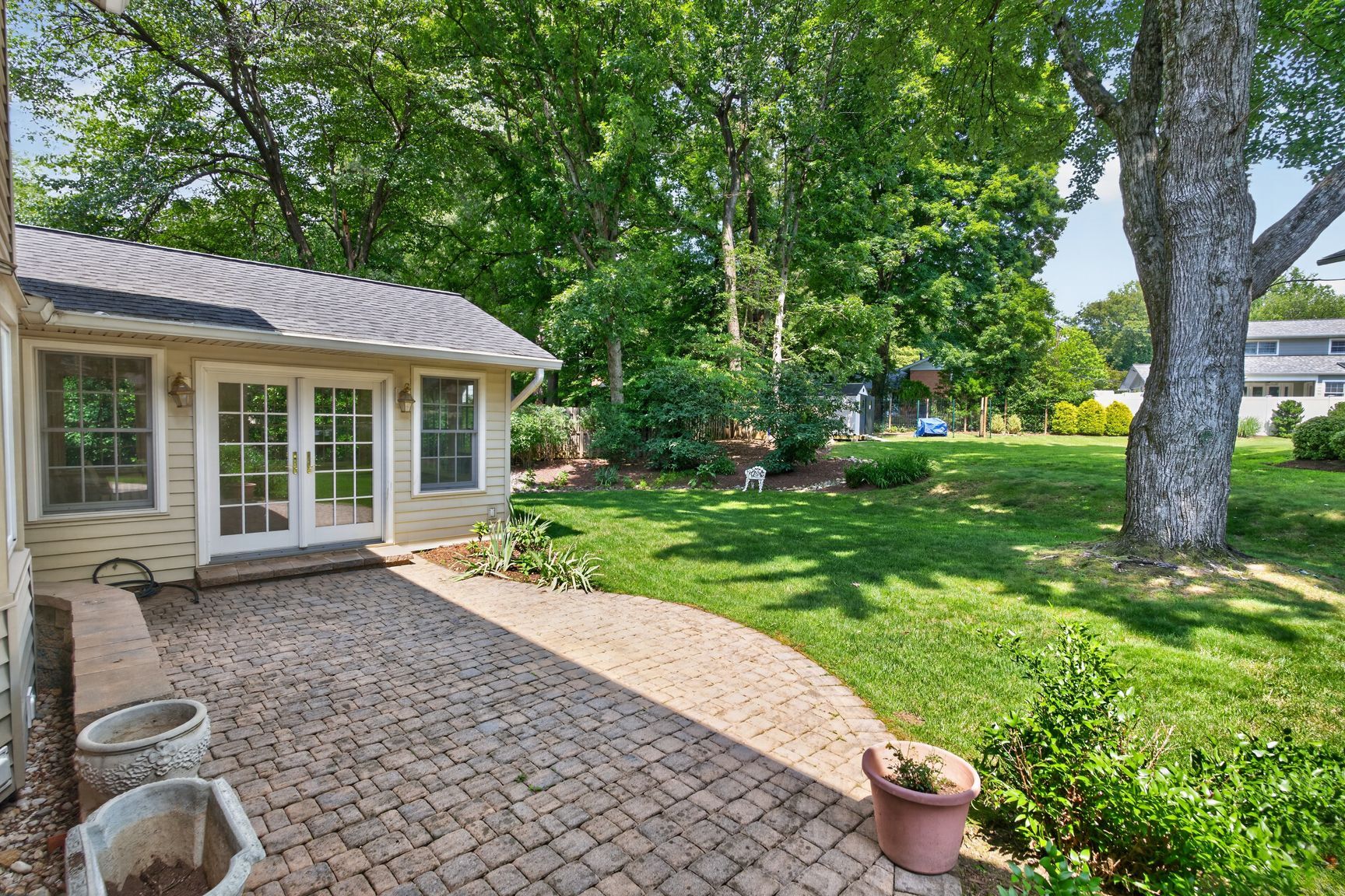 Beautiful backyard with patio - 6905 Stonewood Ct