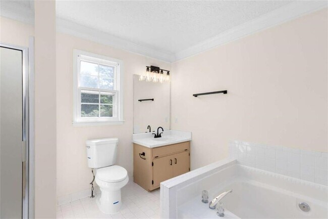 Building Photo - 2250 Ridge Forest Dr