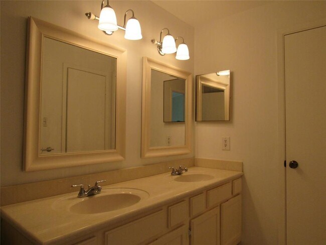 Building Photo - 2425 Augusta Dr