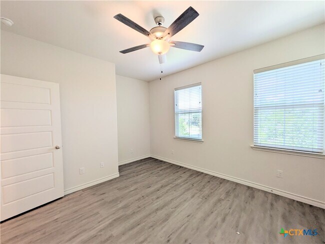 Building Photo - 360 Caveside Dr